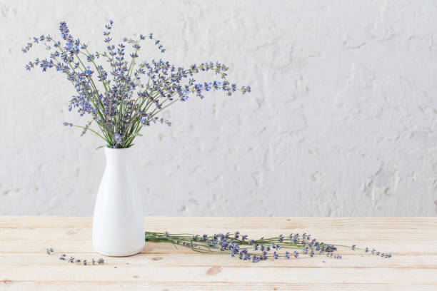 lavanda en florero blanco sobre mesa de madera - lavender lavender coloured bouquet flower fotografías e imágenes de stock