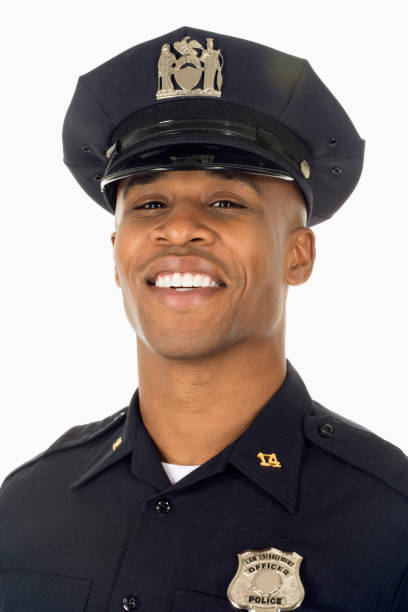 foto de estúdio do africano oficial da polícia sorrindo - studio shot african descent minority looking at camera - fotografias e filmes do acervo