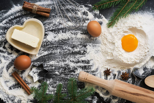 świąteczne tło ze składnikami do pieczenia na czarnym betonowym tle. widok z góry, kopiuj spację, płaski lay - anise baked biscuit brown zdjęcia i obrazy z banku zdjęć