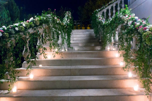 escalier spectaculaire avec des fleurs et des bougies. décoration de mariage - floral centerpiece photos et images de collection