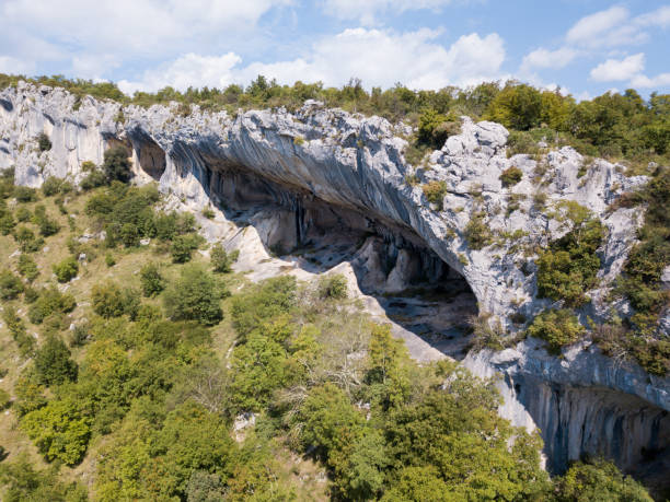 roca refugio veli badin, istria, eslovenia - formación karst fotografías e imágenes de stock