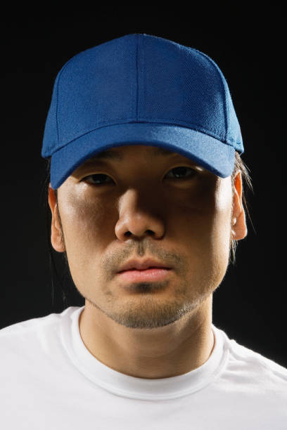 casquette de baseball portant homme asiatique - baseball base ball hat photos et images de collection