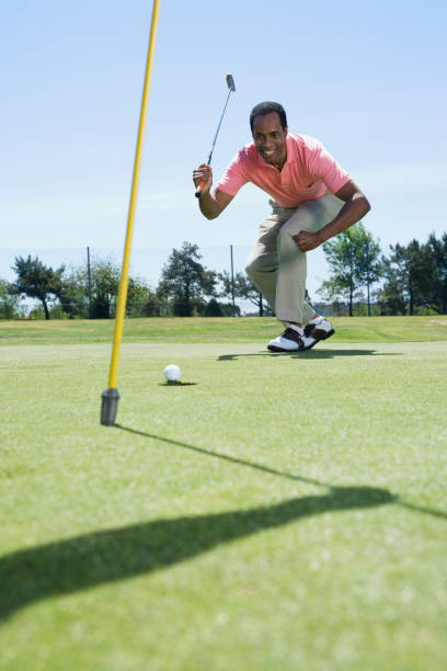 homme africain, jouer au golf - anticipation smiling touching image technique photos et images de collection