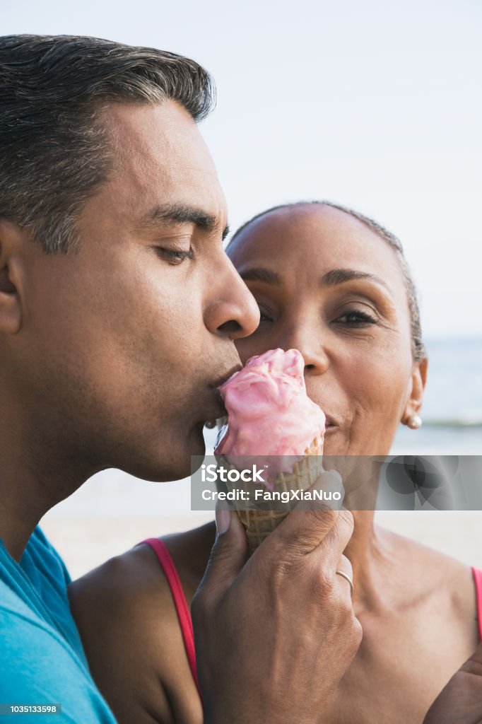Pareja Multiétnica Comiendo Helado Foto de stock y más banco de imágenes de Helado - Comida dulce congelada - Helado - Comida dulce congelada, Parejas, Comer - iStock Pareja Multiétnica Comiendo Helado Foto de stock y más banco de imágenes de Helado - Comida dulce congelada - Helado - Comida dulce congelada, Parejas, Comer - iStock