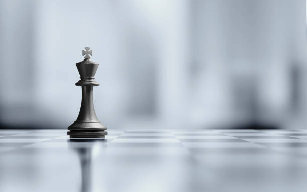 einzigen könig schachfigur auf schwarz / weiß schachbrett - strategy chess conflict chess board stock-fotos und bilder