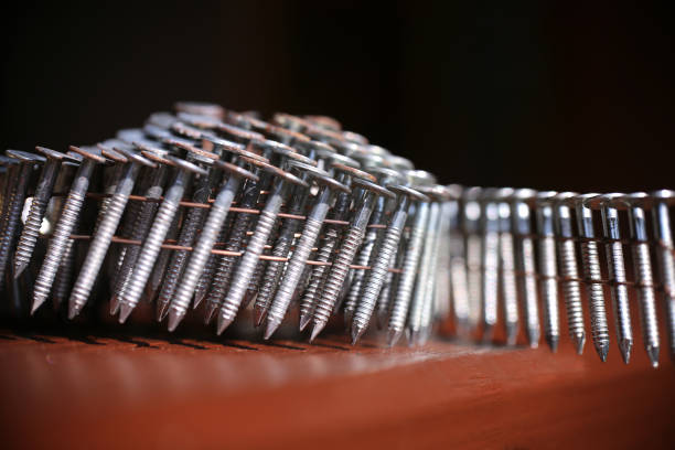 bolts and screws on a wooden work bench - screw human head bolt isolated imagens e fotografias de stock