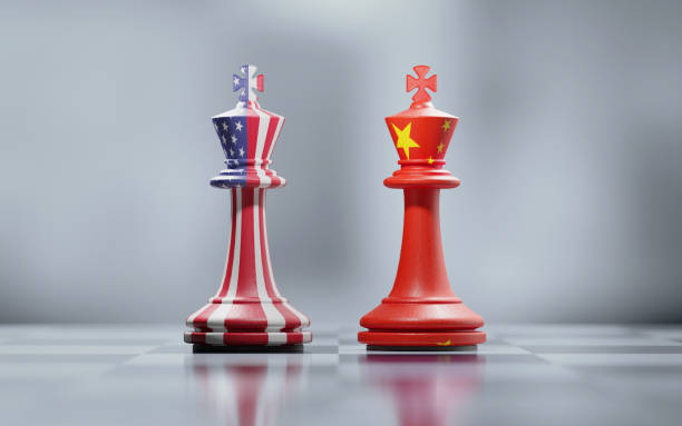 zwei king-schachfiguren mit amerikanischen und chinesischen flaggen auf schwarz / weiß schachbrett texturiert - strategy chess conflict chess board stock-fotos und bilder