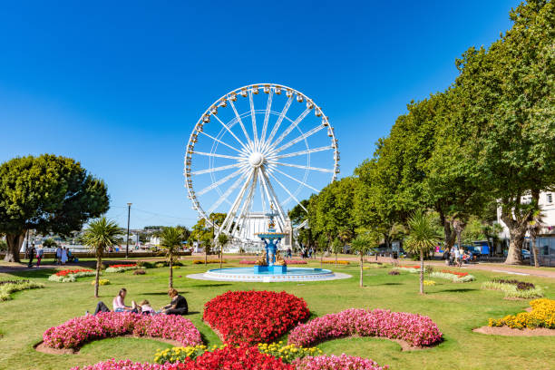 rueda de la fortuna en los jardines de princess en torquay, devon - torquay fotografías e imágenes de stock