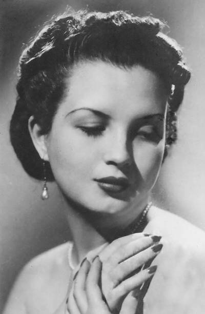 elegant caucasian woman (image from the 50s) - black and white portrait people women imagens e fotografias de stock