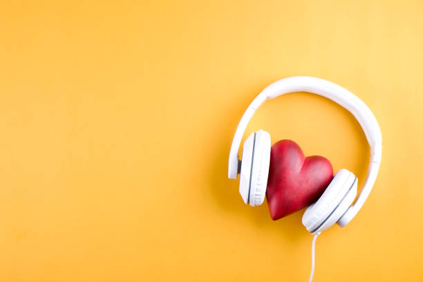 światowy dzień muzyki tematyce kompozycji ze słuchawkami hite na żółtym tle. - valentines day hearts audio zdjęcia i obrazy z banku zdjęć