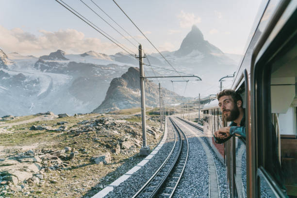 窓からマッターホルンに近い電車の中で男 - matterhorn swiss culture european alps mountain ストックフォトと画像