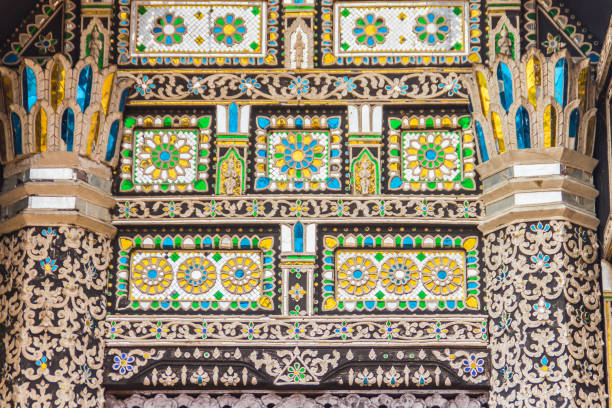 bellissimo sfondo a motivi di stile di lanna all'estremità del timpano della chiesa buddista. artigianato di sfondo a motivi dorati tailandese settentrionale sul timpano nel tempio buddista con stile lanna a chiang mai, thailandia - gable end foto e immagini stock