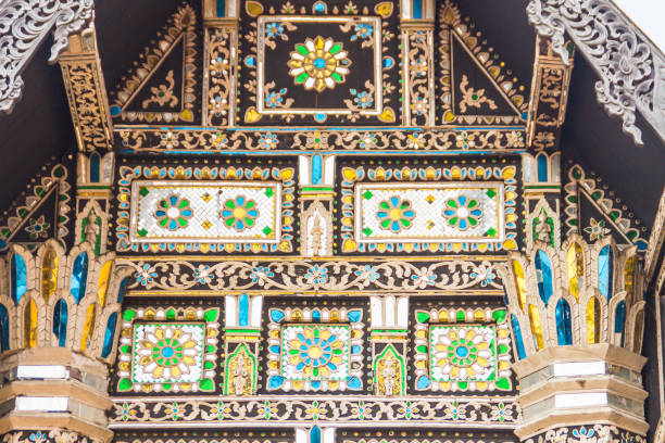 bellissimo sfondo a motivi di stile di lanna all'estremità del timpano della chiesa buddista. artigianato di sfondo a motivi dorati tailandese settentrionale sul timpano nel tempio buddista con stile lanna a chiang mai, thailandia - gable end foto e immagini stock