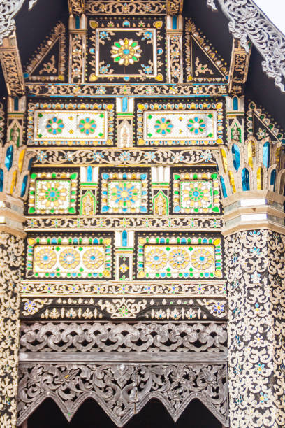 bellissimo sfondo a motivi di stile di lanna all'estremità del timpano della chiesa buddista. artigianato di sfondo a motivi dorati tailandese settentrionale sul timpano nel tempio buddista con stile lanna a chiang mai, thailandia - gable end foto e immagini stock