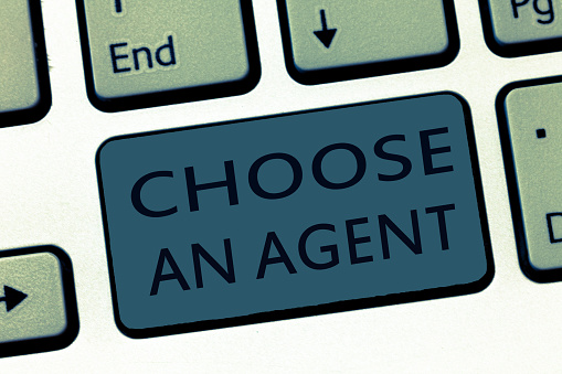 Escritura texto elegir un agente de la palabra. Concepto de negocio de elegir alguien que elige las decisiones en nombre de ustedes photo