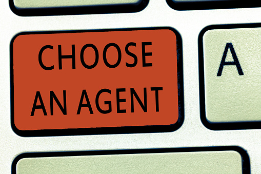 Escritura texto elegir un agente de la palabra. Concepto de negocio de elegir alguien que elige las decisiones en nombre de ustedes photo
