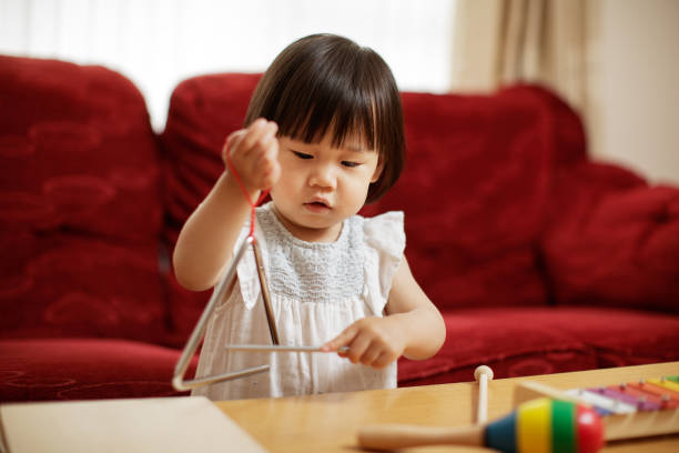 baby girl giocare triangolo a casa - triangle human hand house home interior foto e immagini stock