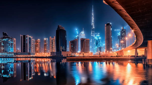 ciudad de dubai de noche - night cityscape reflection usa fotografías e imágenes de stock