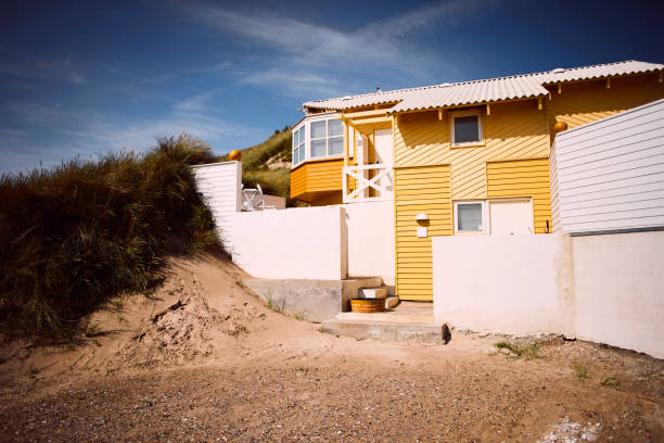 casa de verano cerca de la ciudad de løkken en jutlandia, dinamarca - løkken fotografías e imágenes de stock