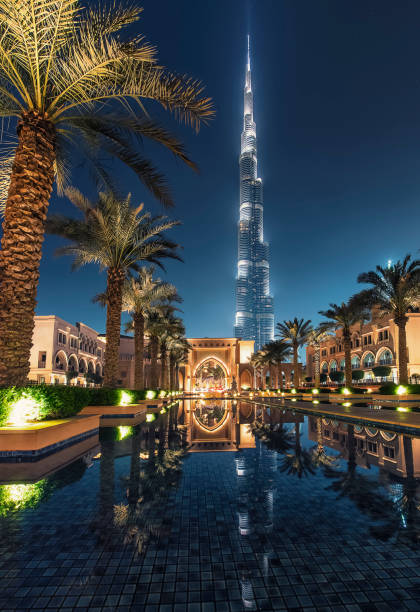 città di dubai di sera - dubai united arab emirates hotel luxury foto e immagini stock