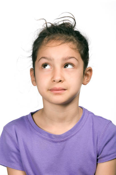 portrait de jeune fille hispanique - child blank expression pensive focus on foreground photos et images de collection