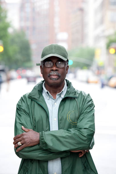 homme noir sur artère urbaine - new york city government photos et images de collection