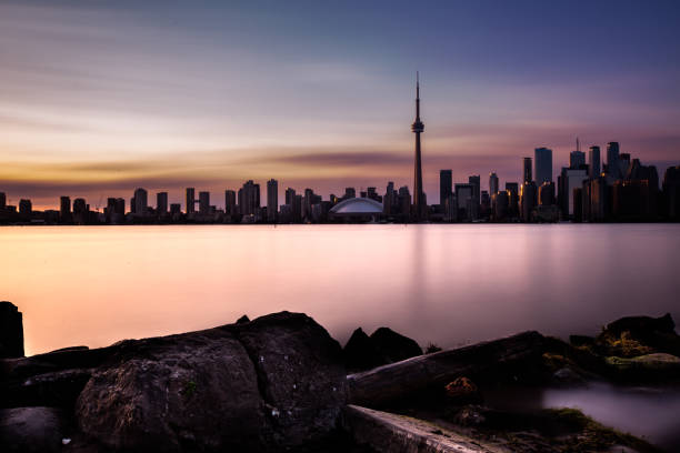 toronto city skyline - długa ekspozycja o zmierzchu - canada trust tower zdjęcia i obrazy z banku zdjęć