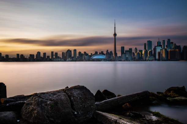 toronto city skyline - długa ekspozycja o zmierzchu - canada trust tower zdjęcia i obrazy z banku zdjęć