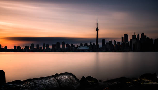 toronto city skyline - long exposure at dusk - canada trust tower imagens e fotografias de stock