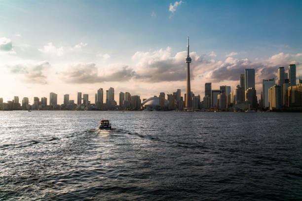 toits de la ville de toronto - vue depuis les îles de toronto au crépuscule - canada trust tower photos et images de collection