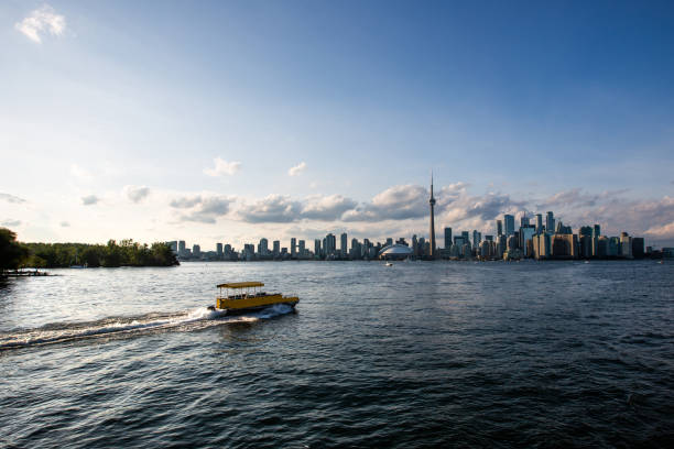 toronto city skyline - view from toronto islands at dusk - canada trust tower imagens e fotografias de stock