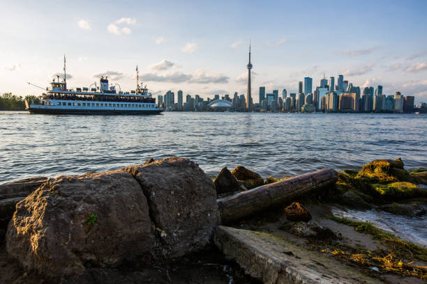 toronto city skyline - vista das ilhas de toronto ao entardecer - canada trust tower - fotografias e filmes do acervo