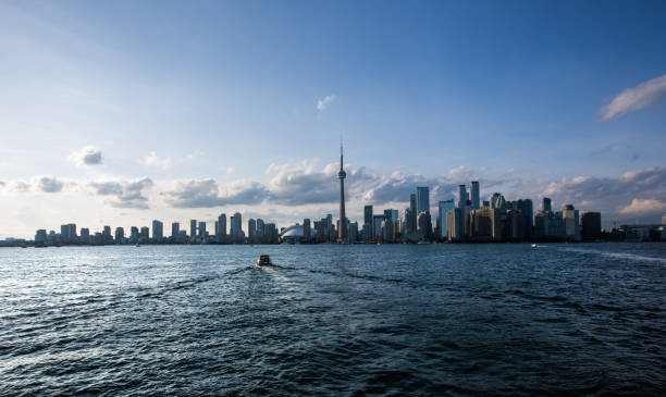 toits de la ville de toronto - vue depuis les îles de toronto au crépuscule - canada trust tower photos et images de collection