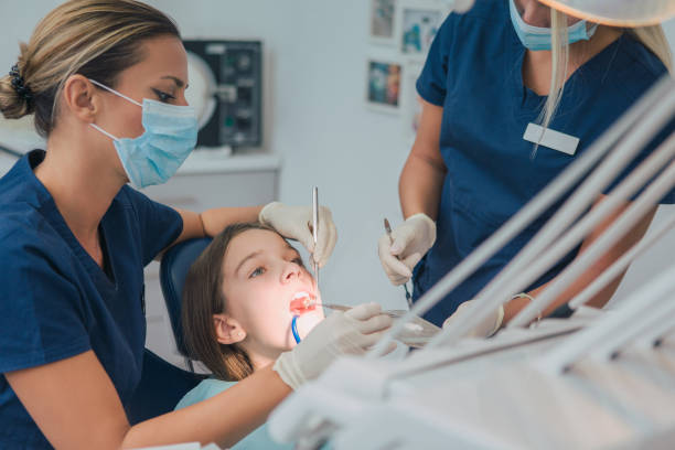 odontopediatria. dentista examinar uma jovem - dental drill dental hygiene dental equipment dentist office - fotografias e filmes do acervo