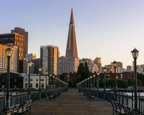 panoramę san francisco o zachodzie słońca zaczerpniętą z molo seven - pier seven zdjęcia i obrazy z banku zdjęć