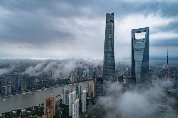 嵐の日に上海市の建物の空撮 - shanghai tower ストックフォトと画像