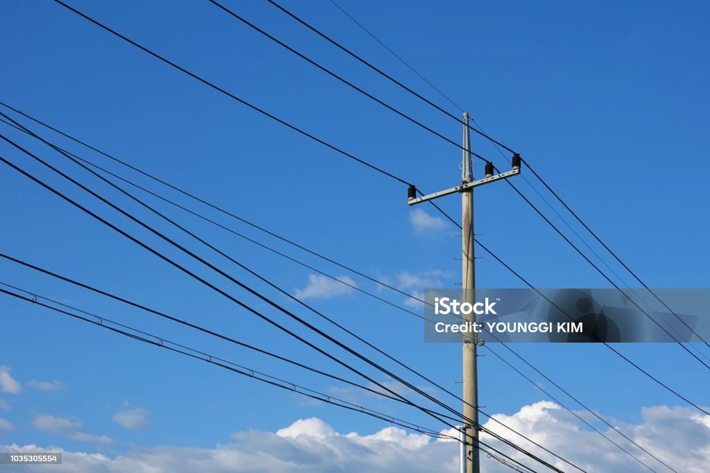 Pôle électrique  - Photo de Câble électrique libre de droits