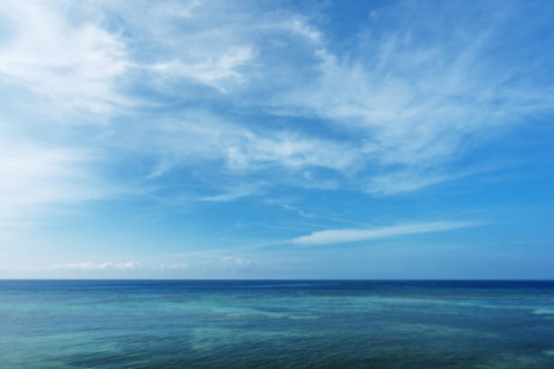 oceano tropicale e cielo blu sfondo astratto - horizon over water environment vacations nature foto e immagini stock