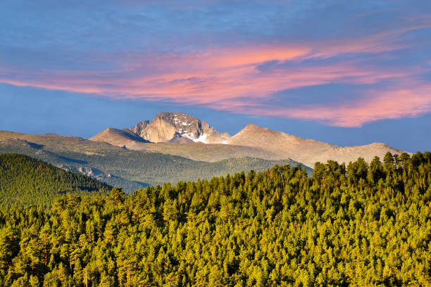 longs peak all'alba - parco nazionale delle montagne rocciose foto e immagini stock