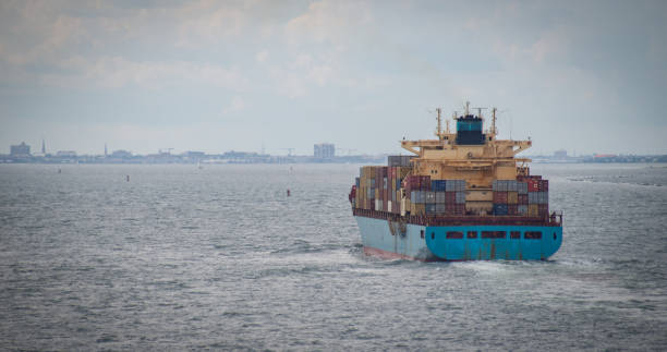 porte-conteneurs en route vers le port - charleston harbor photos et images de collection