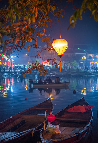 Linterna colorida sobre barcas de remo en Hoi An, Vietnam photo