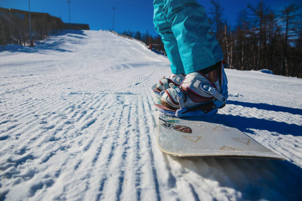 여자의 부츠와 산에 눈에서 스노우보드 스노 - snowboard boot 뉴스 사진 이미지