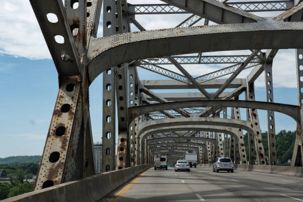 Travel on the Brent Spence Bridge Cincinnati, Ohio/USA- June 10, 2018: Traffic traveling south on Interstates 71 and 75 on the Brent Spence Bridge toward Covington, Kentucky. ohio river photos stock pictures, royalty-free photos & images