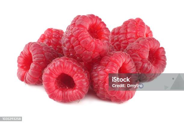 Ripe Raspberries Isolated On White Background Macro - Fotografias de stock e mais imagens de Framboesa
