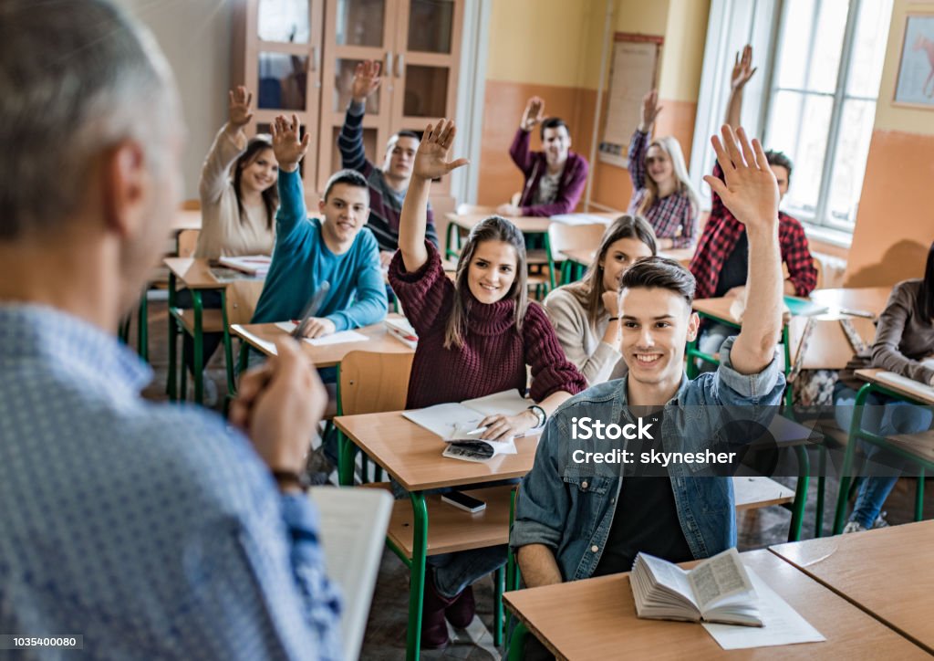 Maestro, conosciamo tutti la risposta! - Foto stock royalty-free di Aula