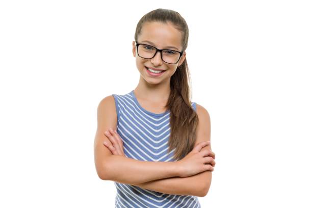 studentessa sicura di sé in occhiali con le braccia incrociate sorridenti su sfondo bianco, isolata - 10 11 anni foto e immagini stock