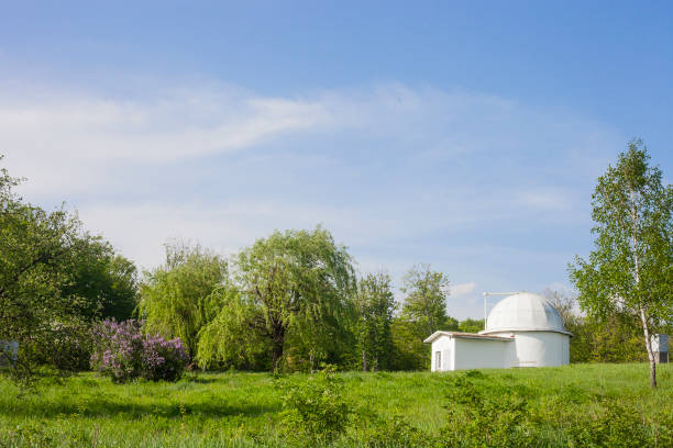 paesaggio estivo con il vecchio osservatorio astronomico dell'università di leopoli in ucraina - lvov dome summer light foto e immagini stock
