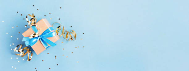 christmas gift box with golden decorations. - copy space single object confetti nobody imagens e fotografias de stock