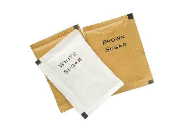 weißer und brauner zucker pack isoliert auf weißen inklusive clipping-pfad - sugar sachet stock-fotos und bilder