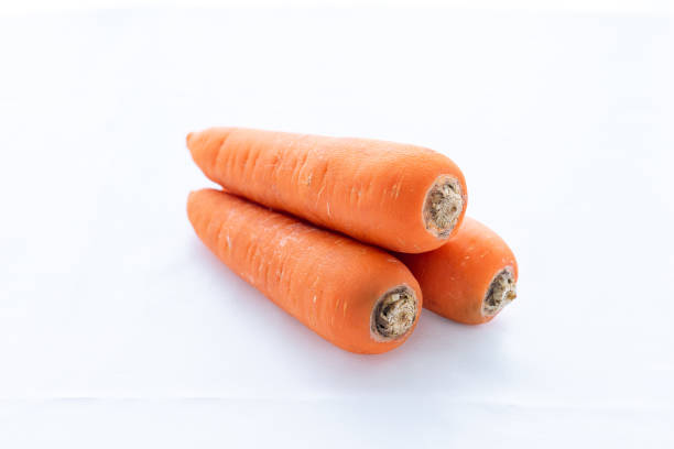 drei frische leckere karotten mit weißem rand - onion carrot vegetable reflection stock-fotos und bilder